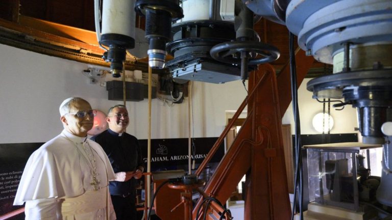Während seines Sommerurlaubs: Papst Leo XIV. telefoniert mit Buzz Aldrin