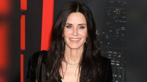 Courteney Cox am Schlagzeug: Sie performt Song von Justin Bieber