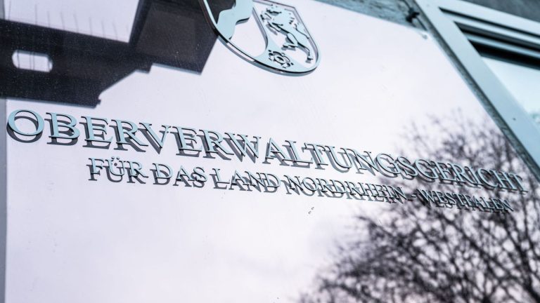 Gerichte: OVG: Bezüge des suspendierten Landrats zu Recht gekürzt