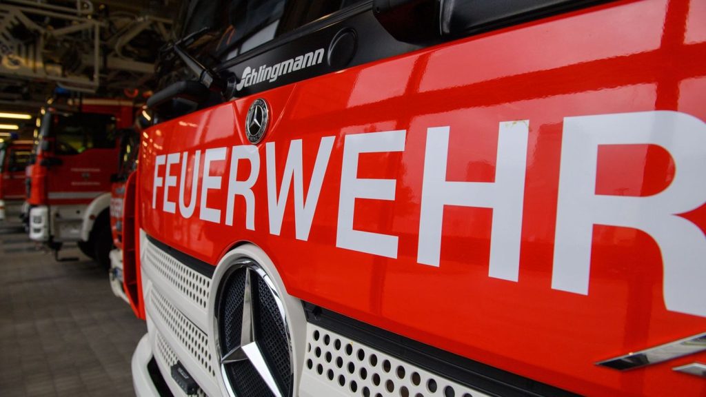 Brand: Dachstuhl eines leerstehenden Einfamilienhauses fängt Feuer