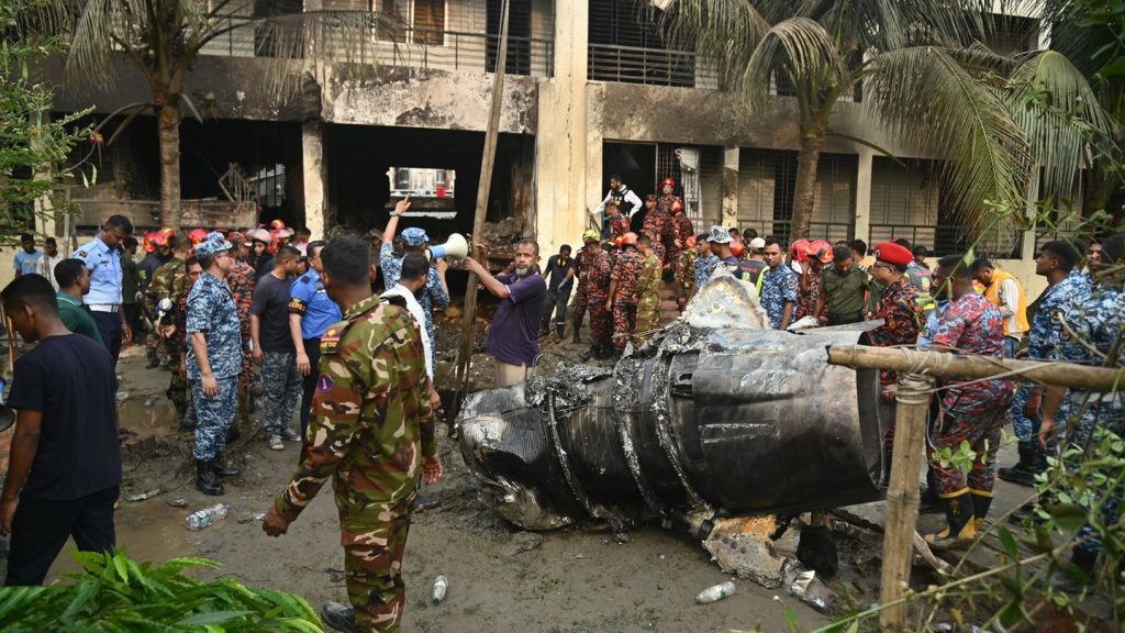 Unglück in Bangladesch: Nach Flugzeugabsturz in Dhaka: 25 Kinder unter Todesopfern