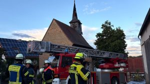 Unwetter: Blitz schlägt in Kapellenturm ein und löst Brand aus