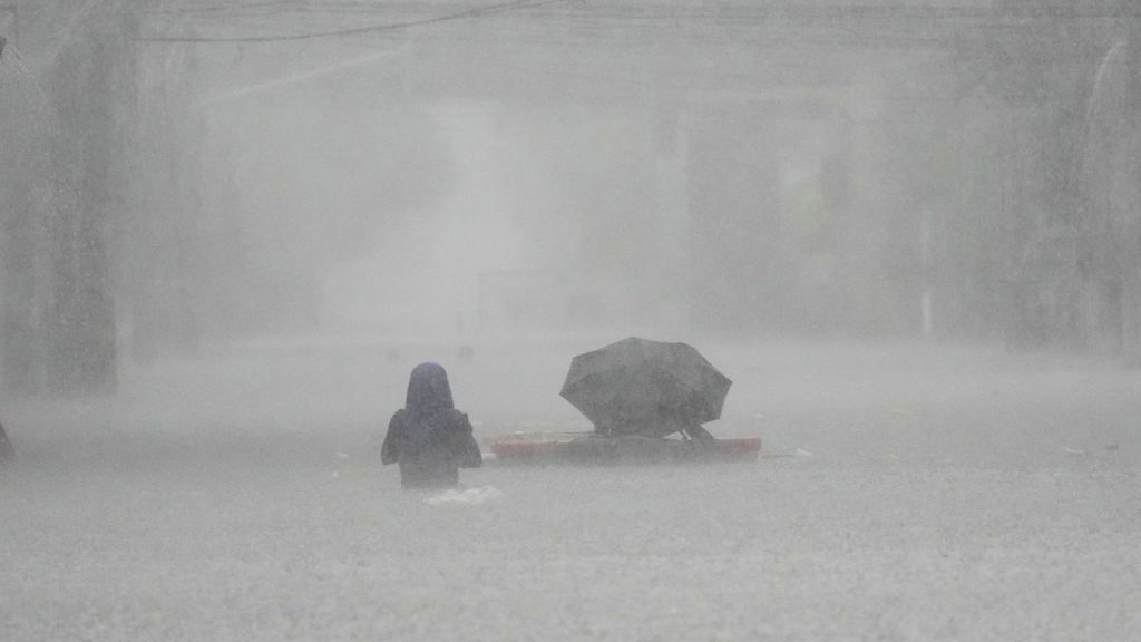 Starkregen in Asien: Sturm "Wipha" wütet auf den Philippinen - Sorge in Vietnam