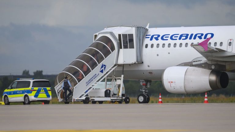Migrationspolitik: Mutmaßlicher Abschiebeflug in den Irak in Leipzig gestartet