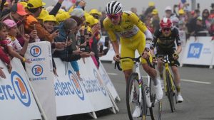 Tour de France: Vingegaard hält mit Pogacar mit und prallt gegen Fotografen