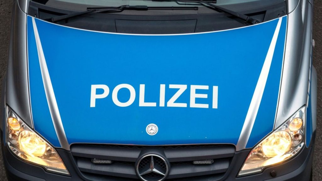 Kleinkinder ungesichert in Kofferraum: Polizei greift auf Autobahn in Bayern ein