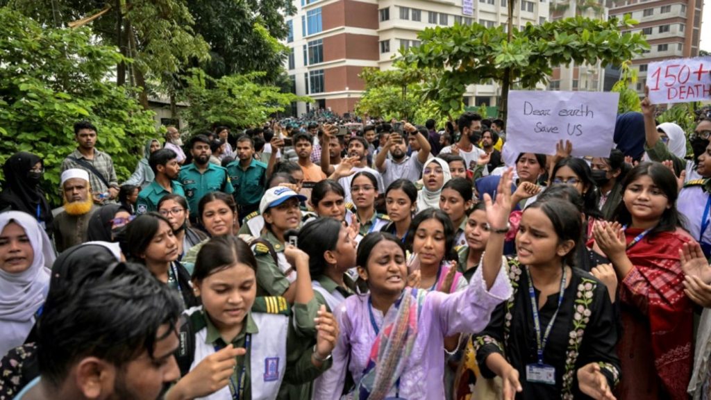 Trauer und Wut nach Absturz von Militärjet auf Schule in Bangladesch