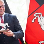 Bundeskanzler zu Gast: Merz trägt Pferdekrawatte beim Besuch in Niedersachsen