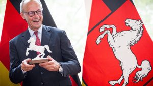 Bundeskanzler zu Gast: Merz trägt Pferdekrawatte beim Besuch in Niedersachsen
