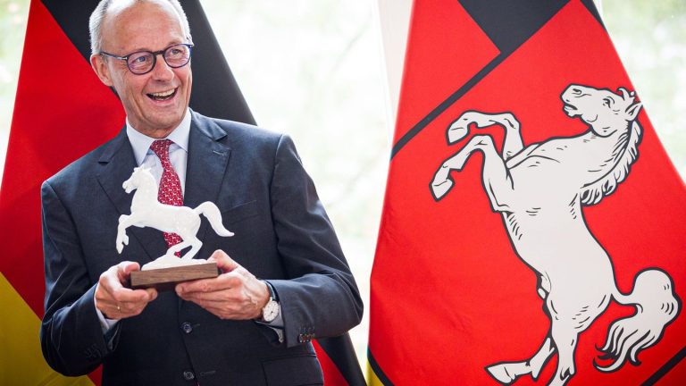 Bundeskanzler zu Gast: Merz trägt Pferdekrawatte beim Besuch in Niedersachsen