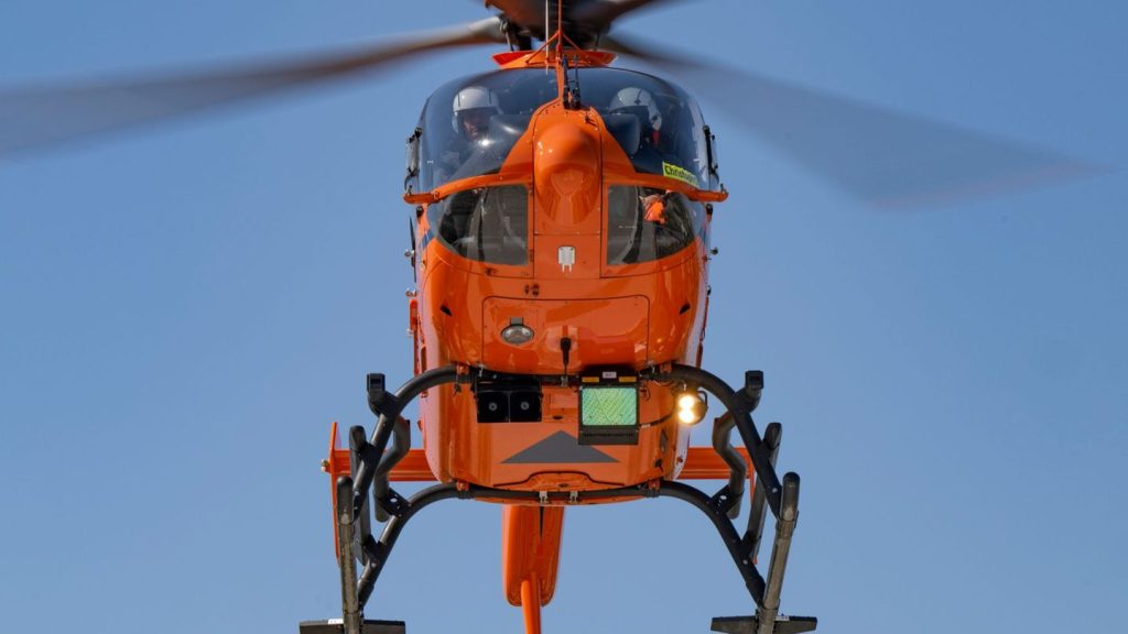 Unfall: Lkw kippt auf Autobahn um - Hubschrauber im Einsatz