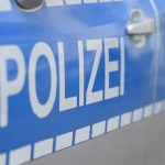 Polizei ermittelt: Motorradfahrerin stirbt bei Zusammenstoß mit Kleinbus