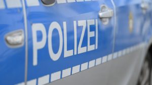 Polizei ermittelt: Motorradfahrerin stirbt bei Zusammenstoß mit Kleinbus