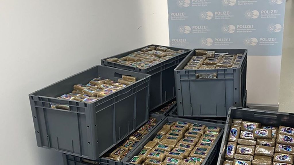 Drogenhandel: 500 Kilo Drogen in zwei Paketen - Mann kommt in U-Haft