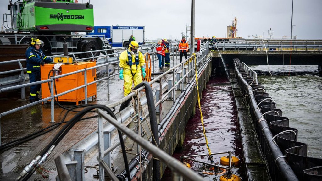 Havariekommando: Schiffskollision in Cuxhaven – Riss lässt Öl austreten