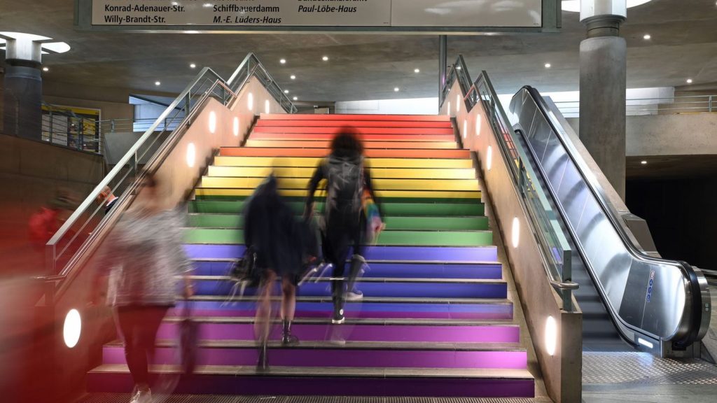 Christopher Street Day: "Helfen beim Flagge zeigen": U-Bahnhof Bundestag nun bunt