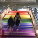 Christopher Street Day: "Helfen beim Flagge zeigen": U-Bahnhof Bundestag nun bunt