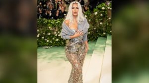 In Korsett-Bodysuit: Kim Kardashian präsentiert ihre Mini-Taille