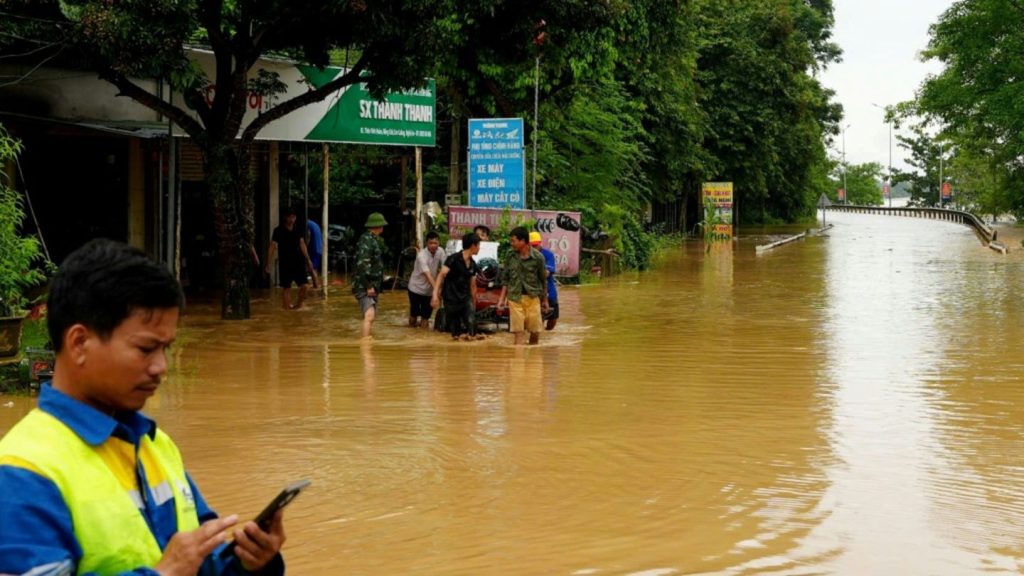 Überschwemmungen und beschädigte Häuser durch Tropensturm "Wipha" in Vietnam