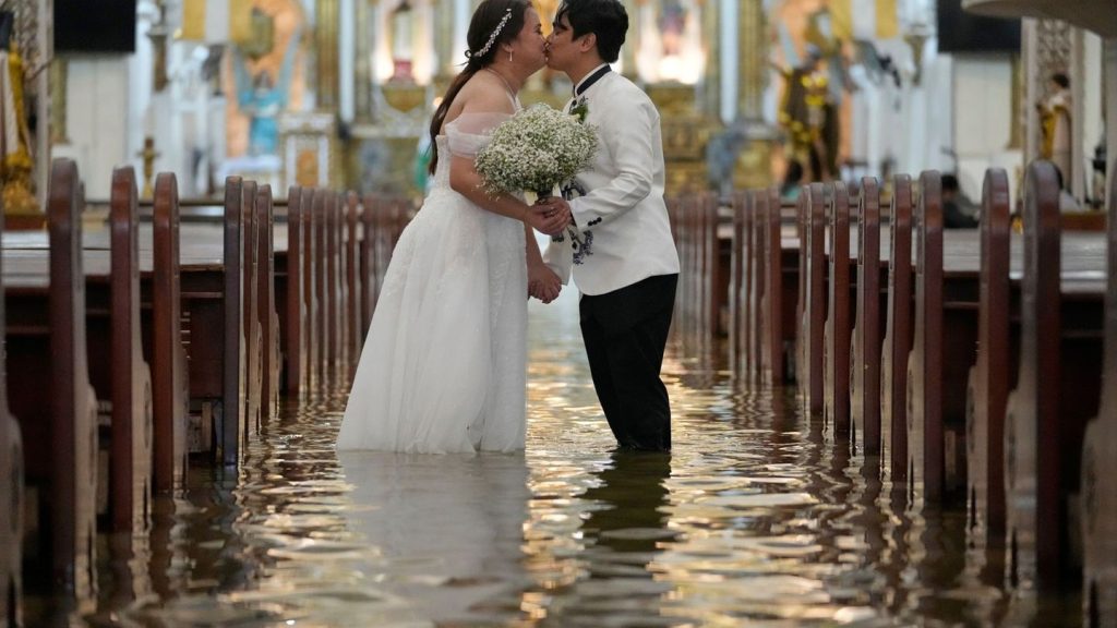 Sturm "Wipha" in Asien: Philippinen: Paar watet in überfluteter Kirche zum Jawort
