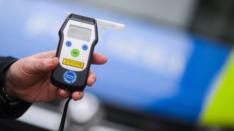 Führerschein sichergestellt: Vater fährt betrunken Auto - mit vierjährigem Sohn an Bord