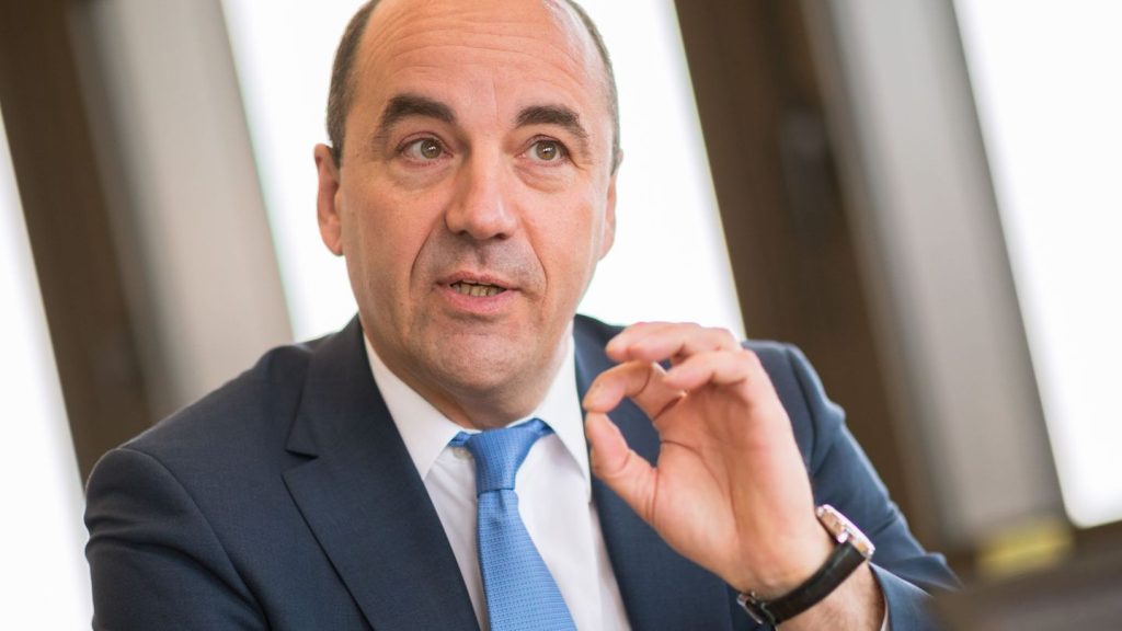 Liefervertrag unterzeichnet: EWE-Chef verteidigt Borkum-Gas-Handel - Kritik von Grünen