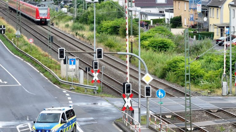 Verkehr: Zwei Menschen sterben an Bahnübergang - Identität geklärt