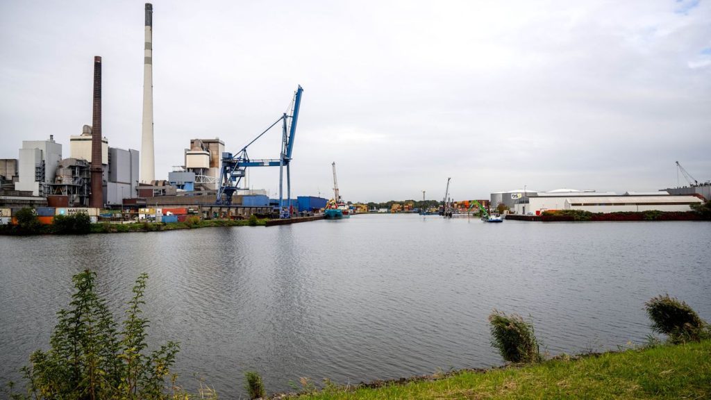 Unfall: Kran versenkt Schlepper im Bremer Industriehafen