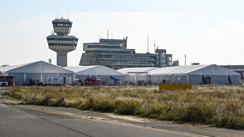Migration: Flüchtlingsunterkunft Tegel: Menschen ziehen für Umbau aus