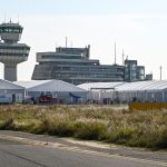 Migration: Flüchtlingsunterkunft Tegel: Menschen ziehen für Umbau aus