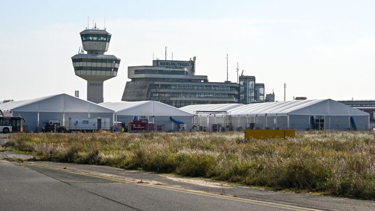 Migration: Flüchtlingsunterkunft Tegel: Menschen ziehen für Umbau aus