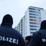 Geschoss verfehlte Frau knapp: Feuerlöscher-Wurf aus Hochhaus - Jugendlicher angeklagt