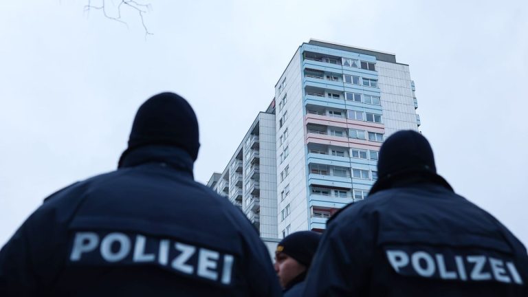 Geschoss verfehlte Frau knapp: Feuerlöscher-Wurf aus Hochhaus - Jugendlicher angeklagt