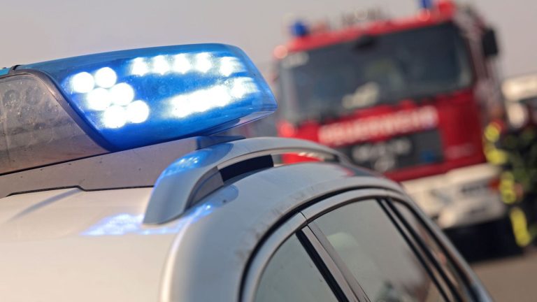 Suche nach Fahrer läuft: Auto umfährt Absperrung und über Fuß von Feuerwehrmann