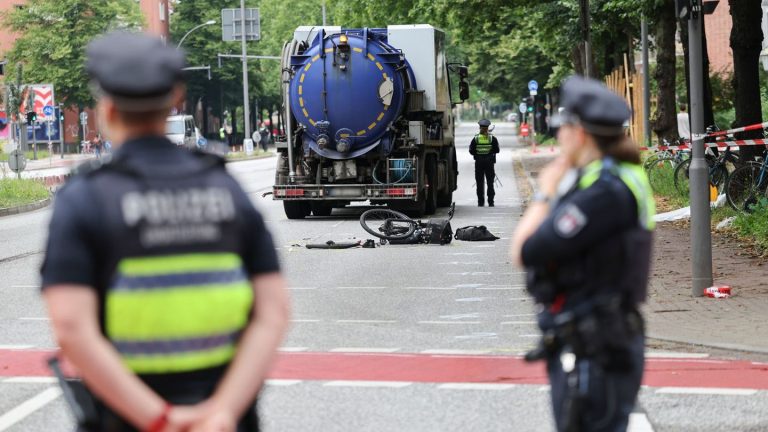 Unfälle: Fahrradfahrerin stirbt bei Unfall mit Lkw in Hamburg