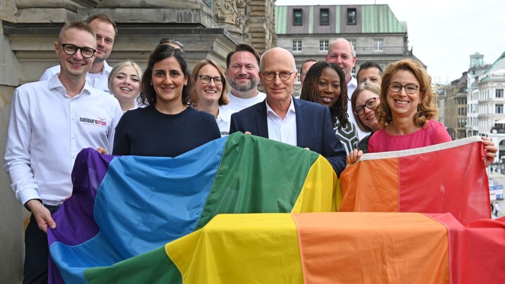 Pride Week: Regenbogenflagge weht am Hamburger Rathaus