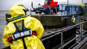 Havariekommando: THW setzt Ölbergung nach Kollision in Cuxhaven fort