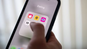 Digitale Partnersuche: Studie zu Online-Dating: Männer wollen hoch hinaus