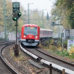 Bahn: Kinder essen Süßigkeiten im Gleis – S-Bahn gestoppt