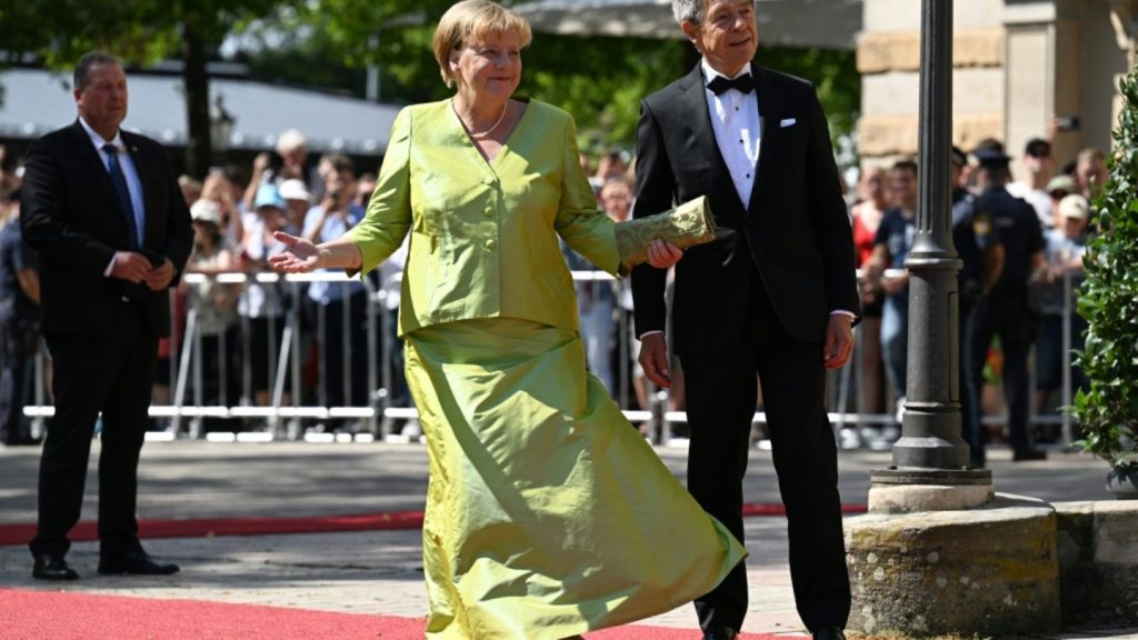 Merz und Merkel bei Eröffnung von Bayreuther Festspielen