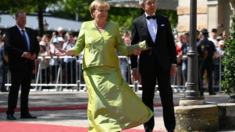 Merz und Merkel bei Eröffnung von Bayreuther Festspielen