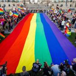 Christopher Street Day: Riesige Regenbogenflagge vor Reichstagsgebäude ausgerollt
