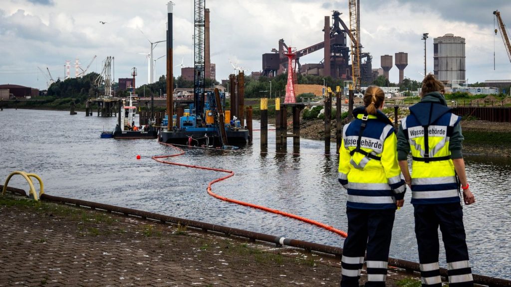 Havarie im Industriehafen: Kran stürzt auf Schiff: Ursache noch unklar