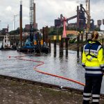Havarie im Industriehafen: Kran stürzt auf Schiff: Ursache noch unklar