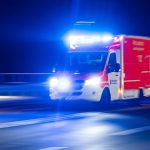 Polizei sucht Zeugen: Auto kracht gegen Baum - 83-Jähriger stirbt