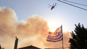 Griechenland: Feuer nahe Athen - Häuser in Flammen