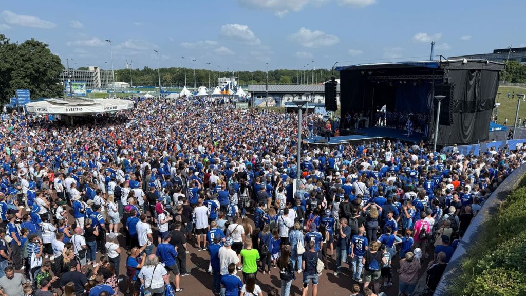 2. Fußball-Bundesliga: S04-Saisoneröffnung mit über 80.000 Fans - 2:4 gegen Sevilla