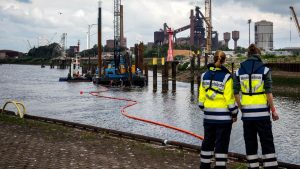 Bremer Industriehafen: Bergung des gesunkenen Schleppers in Bremen beendet