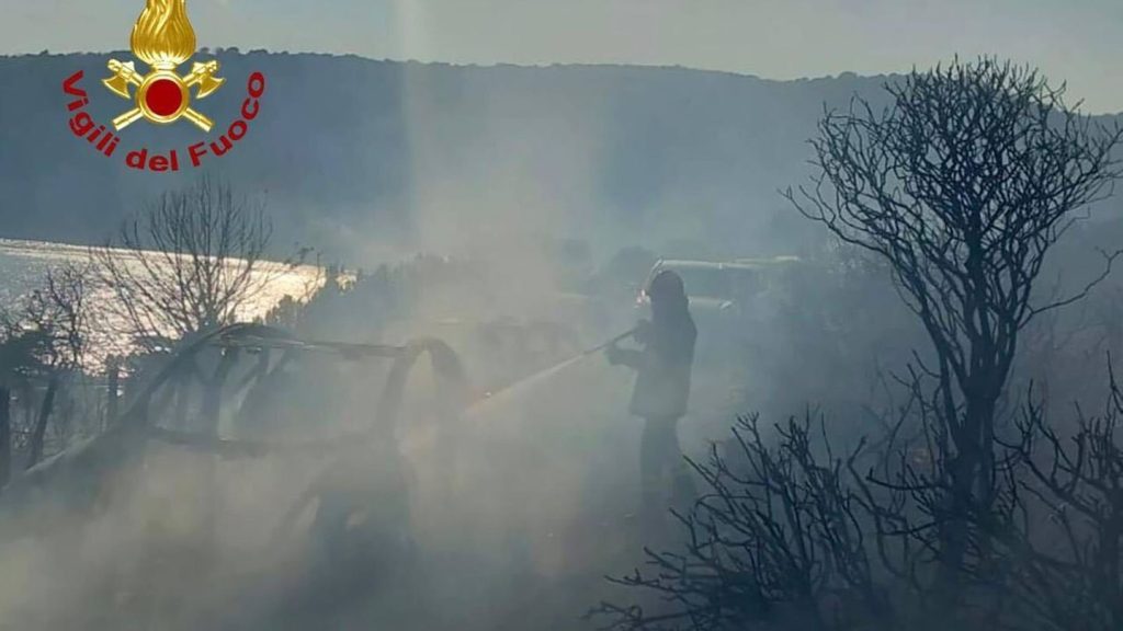Brände: Brand auf Sardinien: Badegäste fliehen vor Feuer