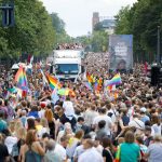 Christopher Street Day: Hunderttausende feiern CSD – Ausschreitungen in Kreuzberg